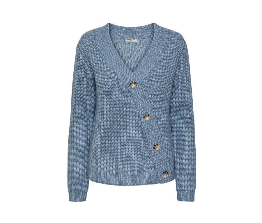 Jasnoniebieski kardigan o grubym splocie z guzikami.