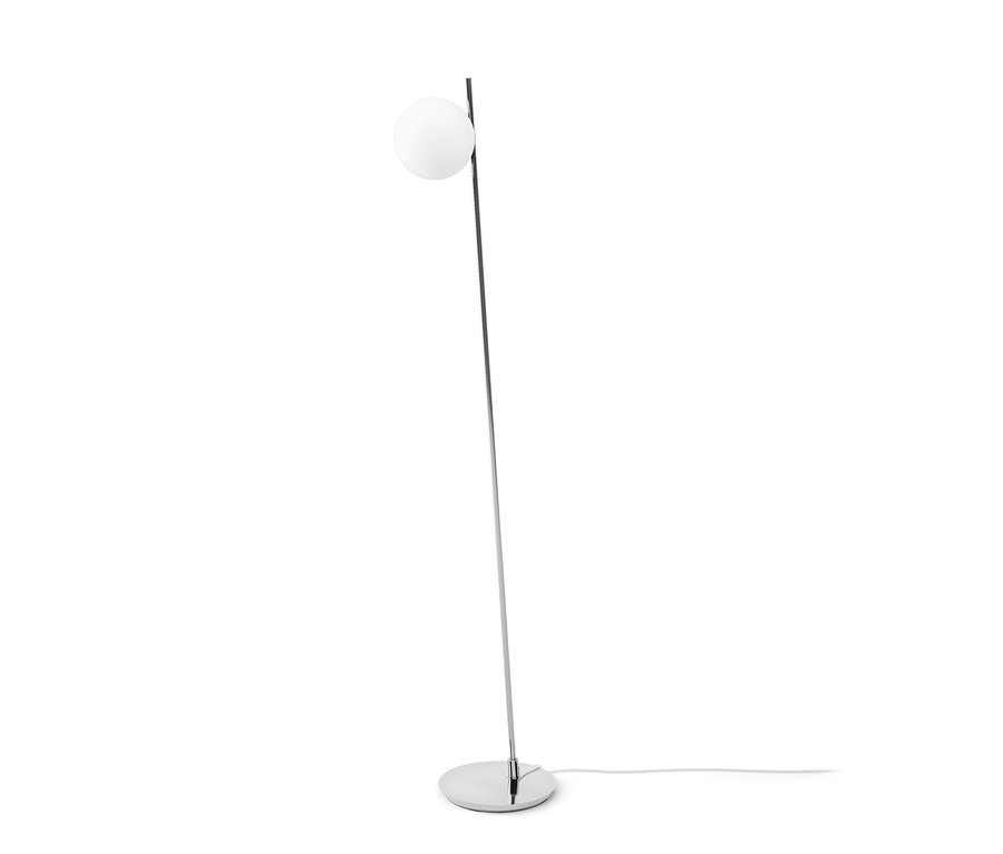Chromowana metalowa lampa stojąca z kulistym kloszem.