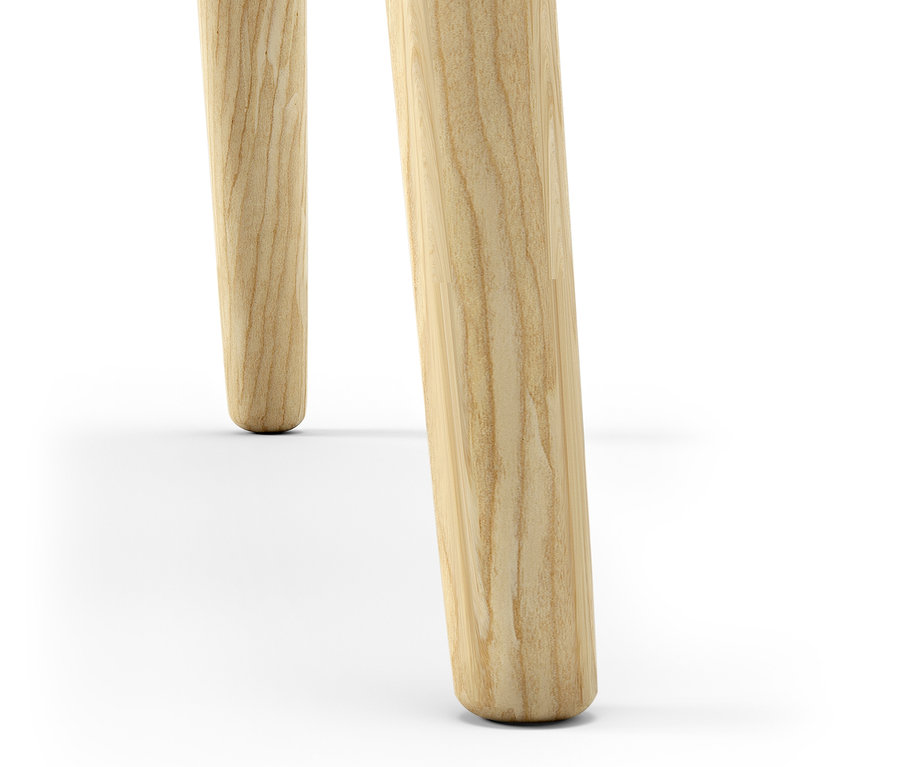 Detal dwóch nóg drewnianego krzesła na białym tle.