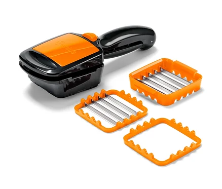 Czarny Nicer Dicer Quick XXL, 4-częściowy z pomarańczowymi akcesoriami na białym tle.