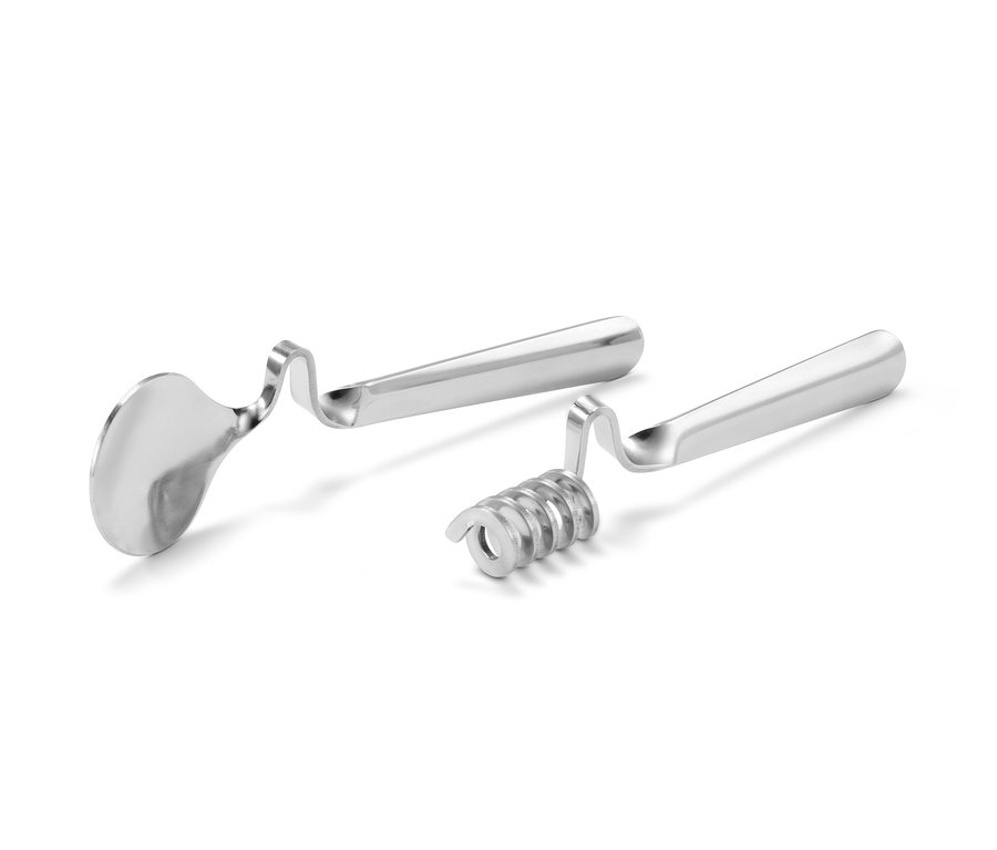 Dwie łyżki do dżemu i miodu na białym tle.