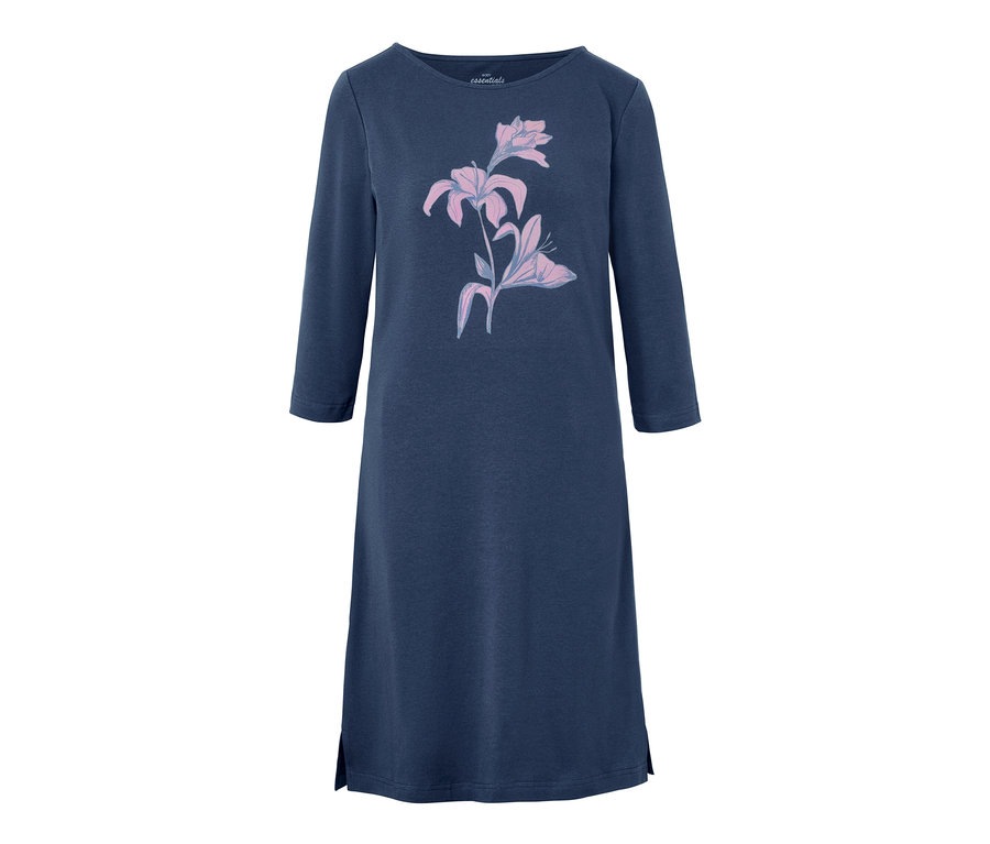 Granatowa koszula nocna z rękawami trzy czwarte i kwiatowym wzorem.