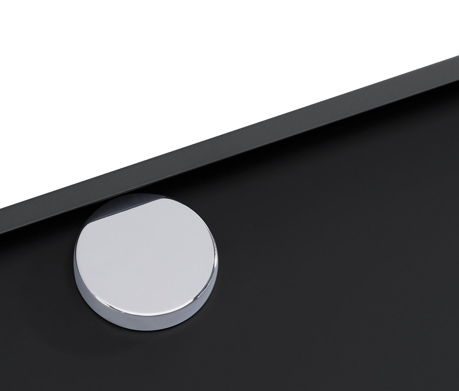 Szczegół czarnej szafki typu sideboard CN3 z okrągłym, srebrnym uchwytem.