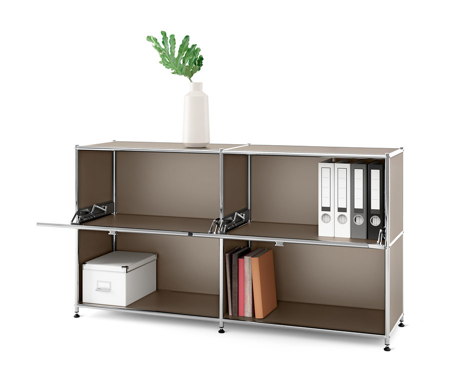 Szarobeżowa metalowa szafka typu sideboard »CN3« z otwartymi i zamkniętymi klapami.