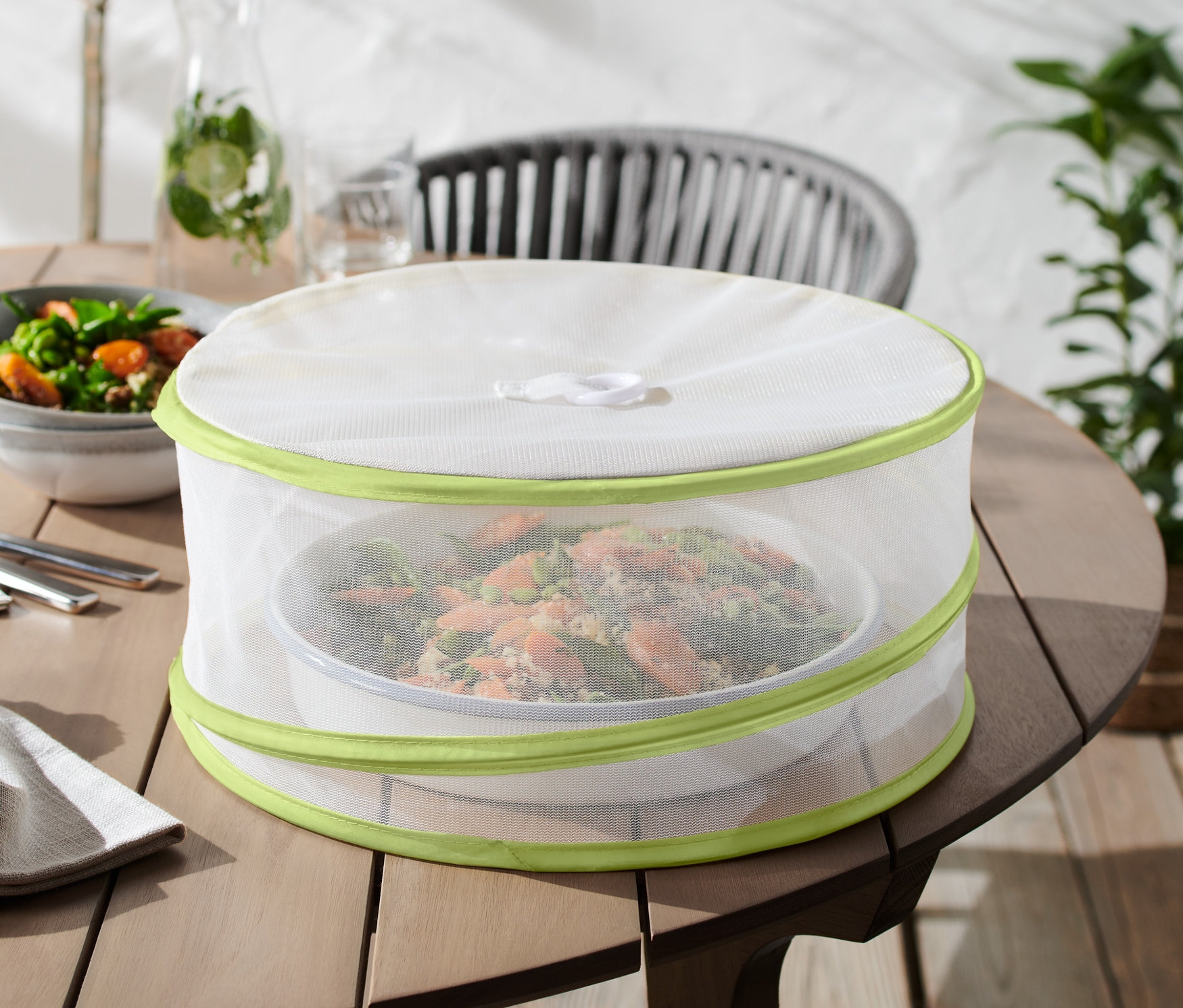 Jedzenie na talerzu przykryte składaną osłoną na żywność.