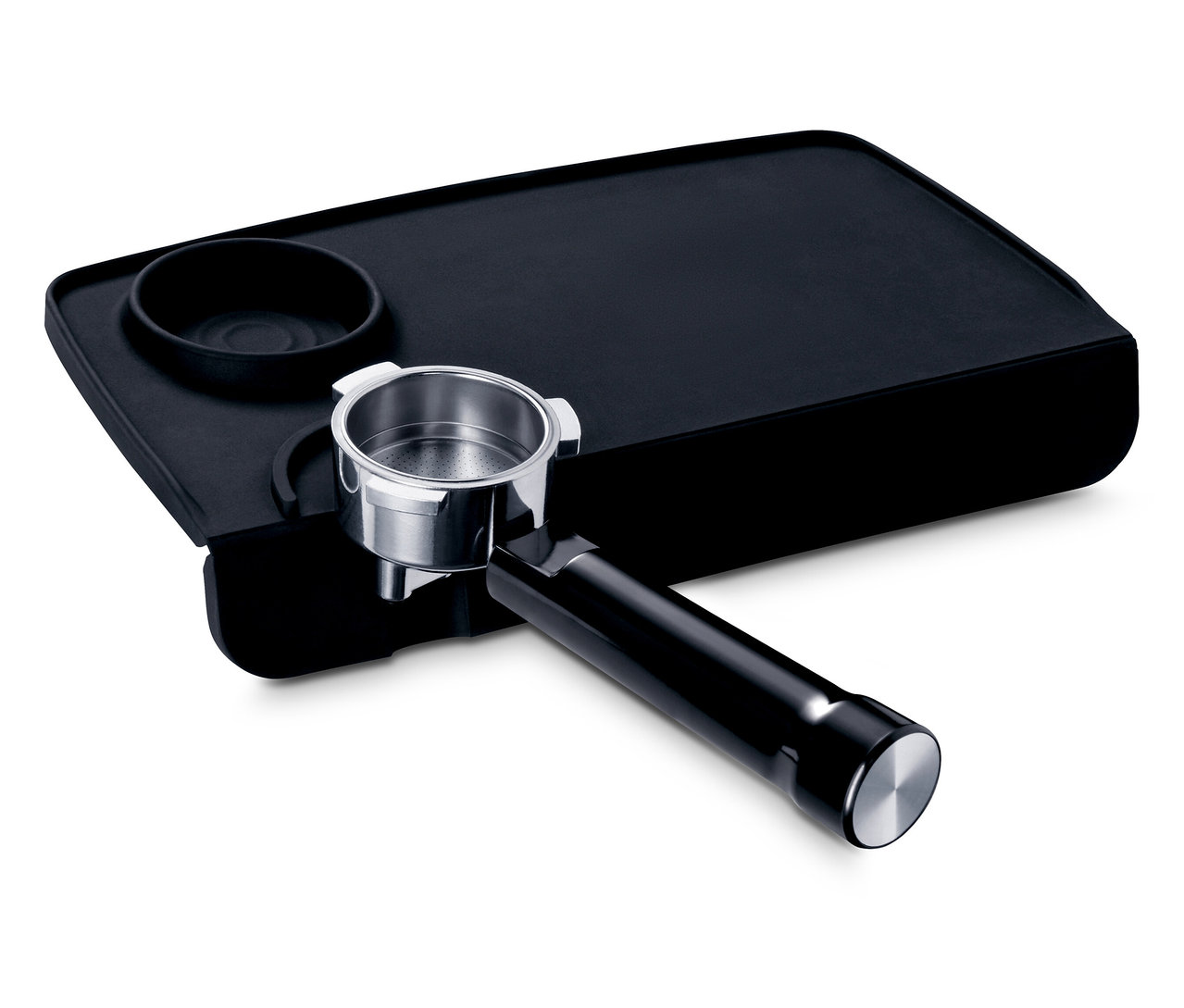 Czarna mata tampingowa i srebrny filtr do kawy.