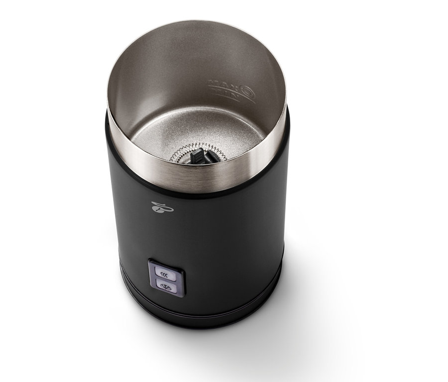 Czarny elektryczny spieniacz do mleka.