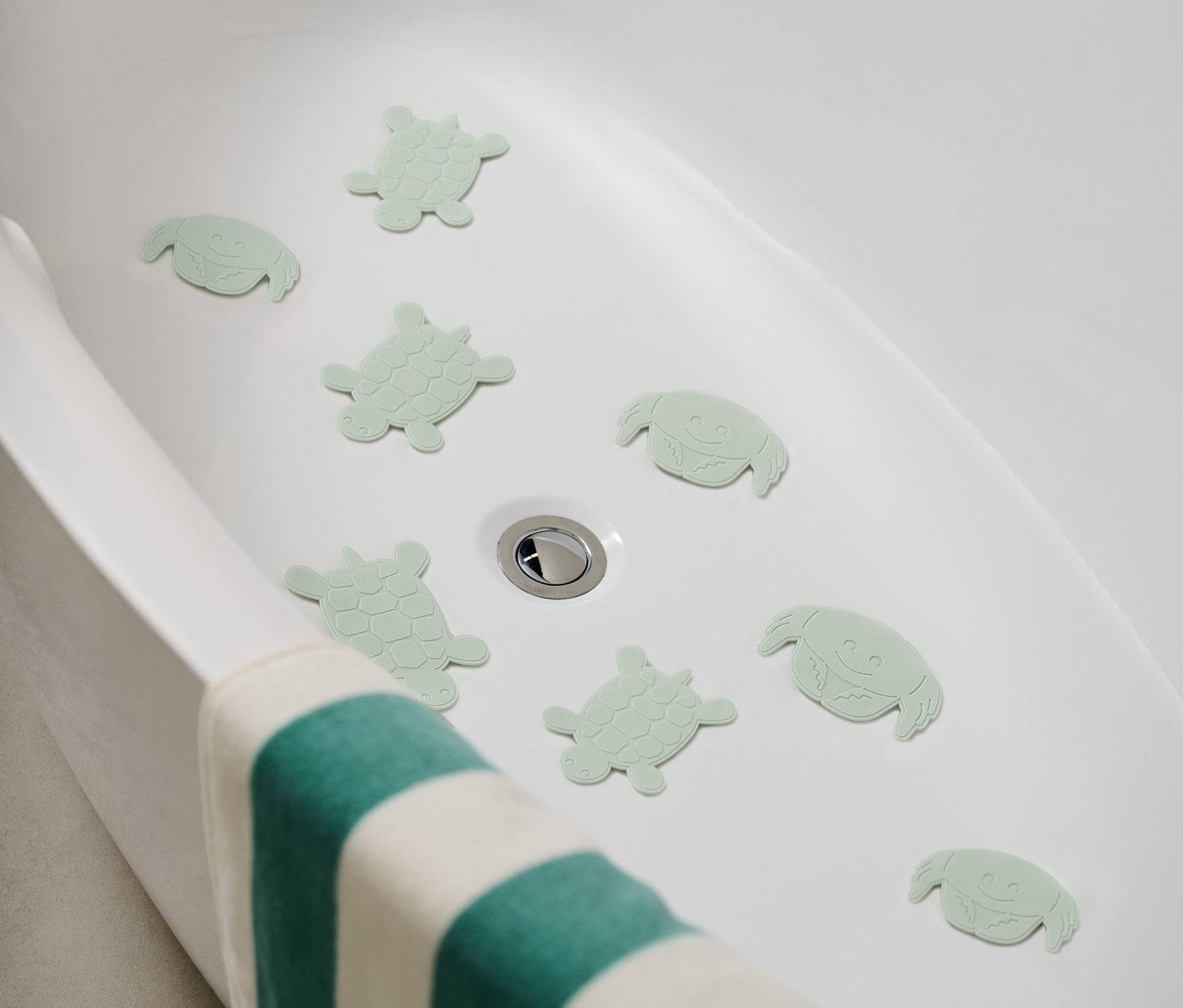 W wannie leży 8 podkładek antypoślizgowych w kształcie żółwi i krabów.