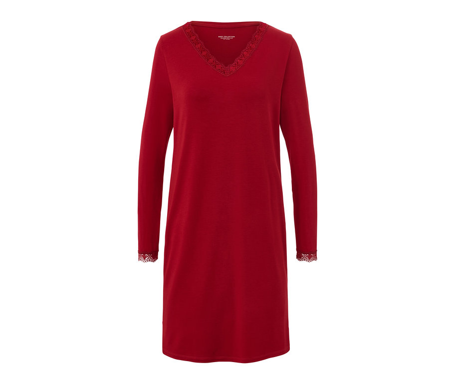 Czerwona koszula nocna z koronkowym wykończeniem przy dekolcie w kształcie litery V i na końcach długich rękawów.