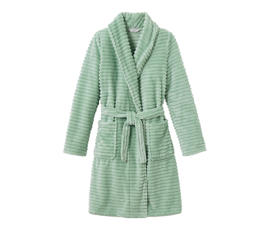 Jasnozielony, otulający szlafrok z paskiem i kieszeniami.