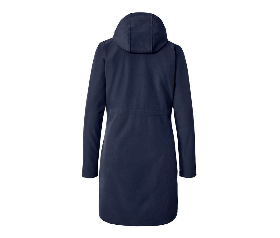 Widok z tyłu niebieskiego płaszcza softshellowego z kapturem.