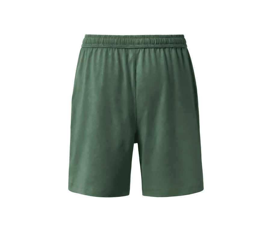 Oliwkowozielone krótkie spodenki rekreacyjne na białym tle.