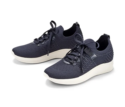 Dwa wsuwane buty typu sneaker na białym tle.