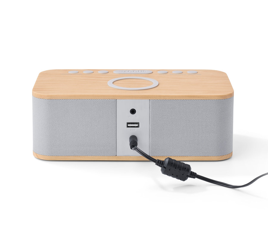 Zbliżenie na budzik z funkcją bezprzewodowego ładowania i Bluetooth® z kablem zasilającym.
