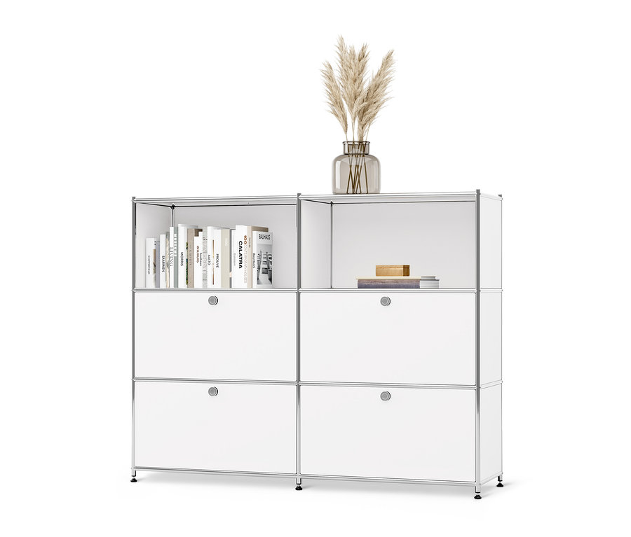 Biała metalowa komoda »CN3« z przestawnymi komorami z klapami, na której stoi wazon z trawą i książki.