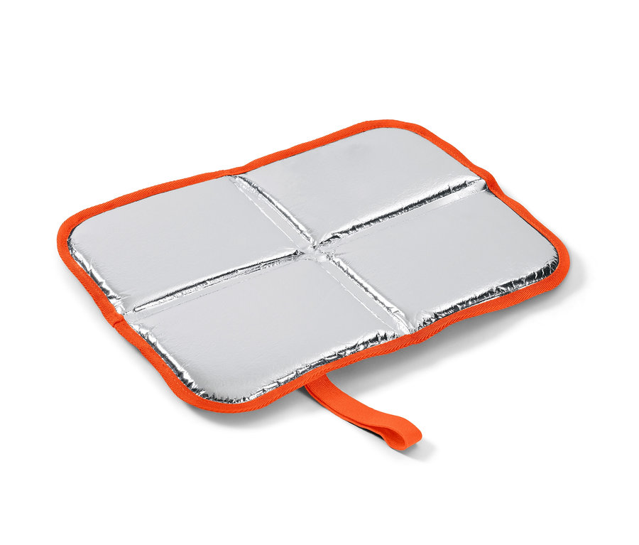 Składana poduszka do siedzenia ze srebrną powierzchnią i pomarańczową krawędzią.