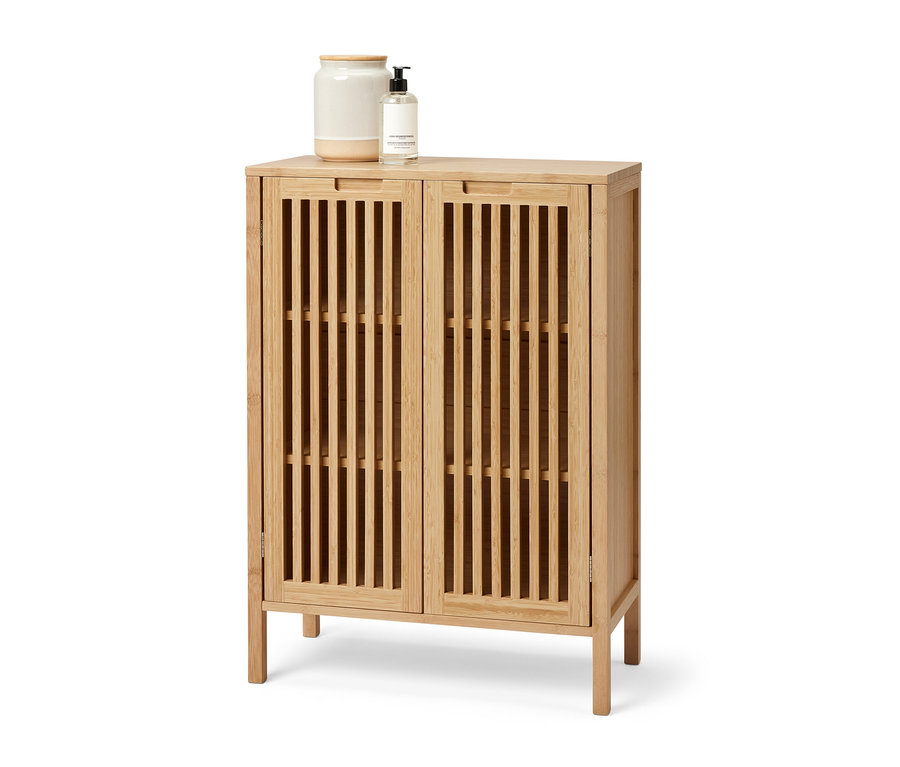 Bambusowa szafka typu sideboard z dwojgiem drzwiczek. Na szafce stoi pojemnik i dozownik mydła.