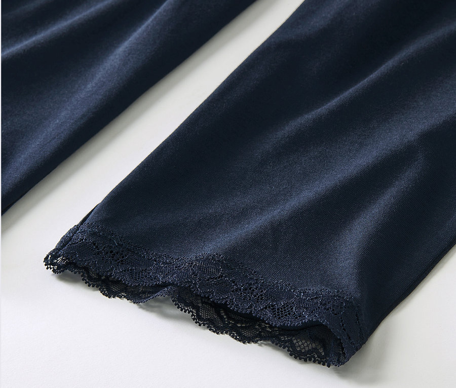 Zbliżenie granatowej piżamy z koronką.