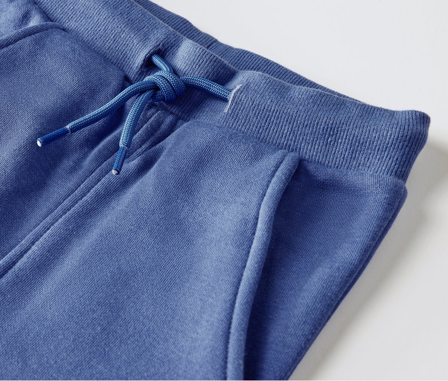 Zbliżenie na spodnie dresowe.