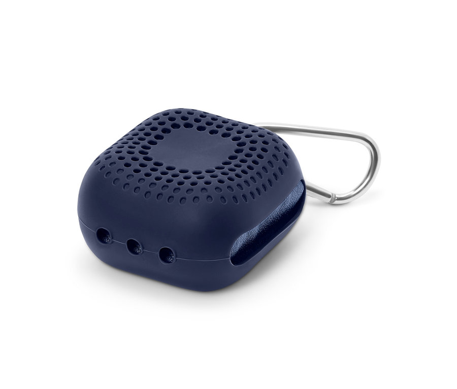 Niebieskie etui na ręcznik turystyczny z karabińczykiem.