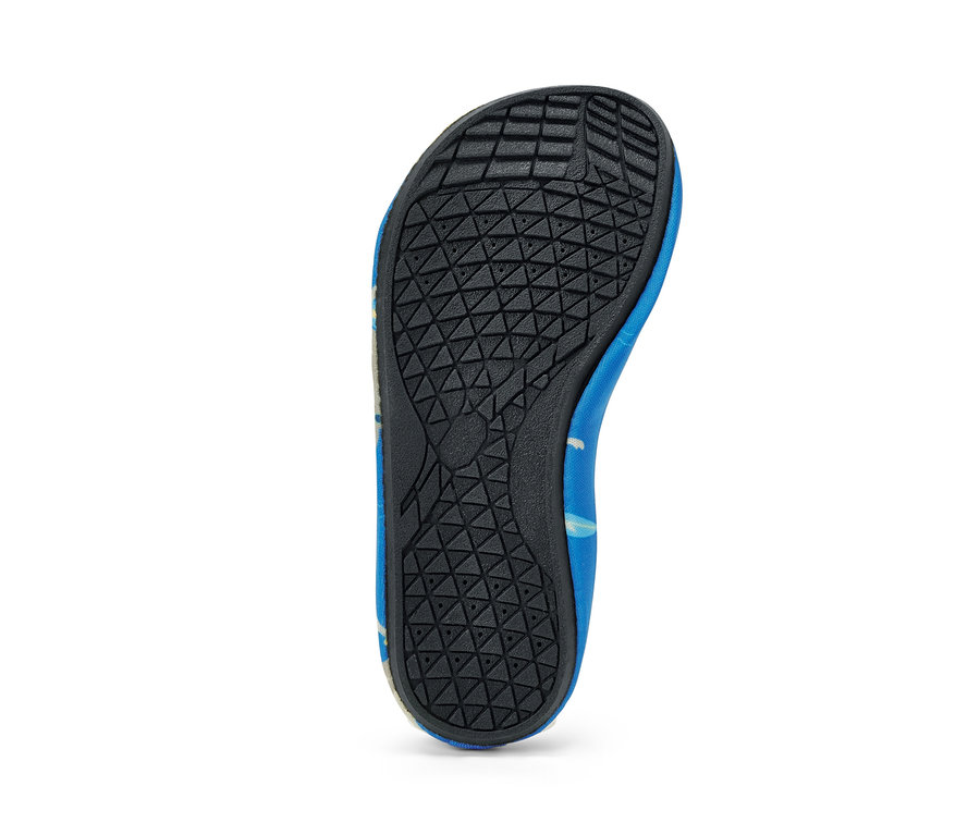 Zbliżenie na podeszwę niebieskiego buta kąpielowego dla dzieci.