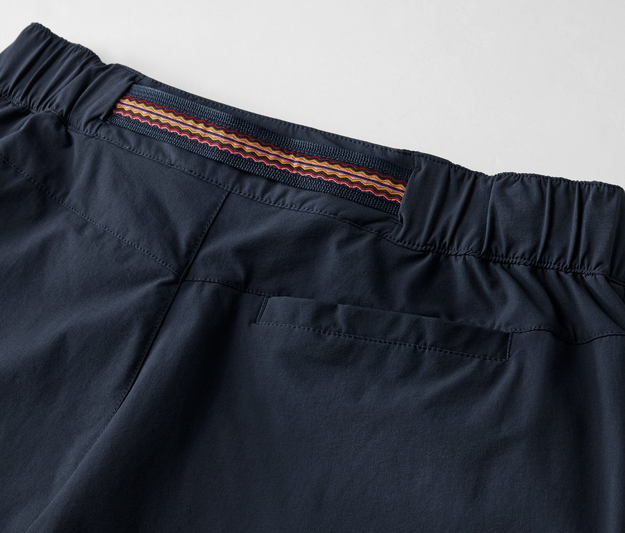 Zbliżenie na funkcyjne szorty z elastycznym pasem i tylną kieszenią.