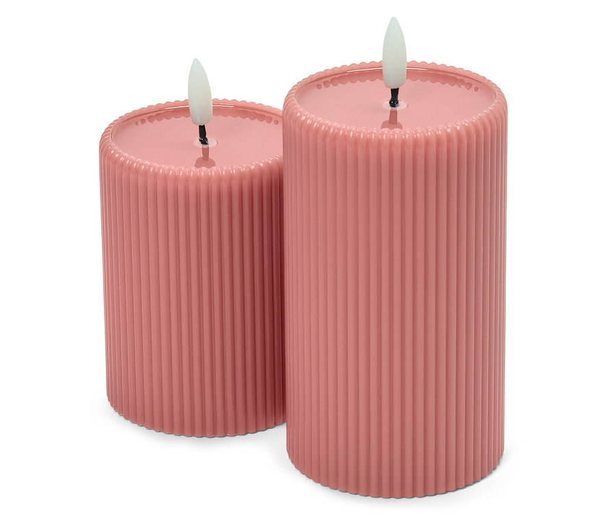 Dwie różowe świece słupkowe z żebrowaną powierzchnią i płomieniami LED.