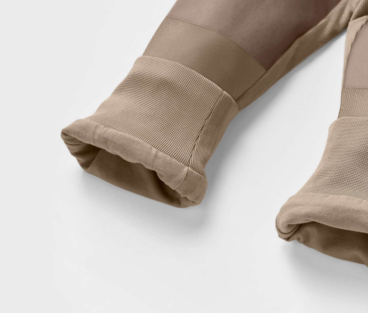 Zbliżenie brązowych sztruksowych spodni outdoorowych dla dzieci.