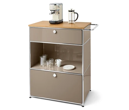 Ekspres do kawy i french press na brązowej komodzie z szufladami, szklankami i filiżankami.