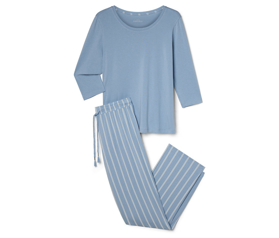 Jasnoniebieska piżama z bluzką z rękawami trzy czwarte i spodniami w paski.