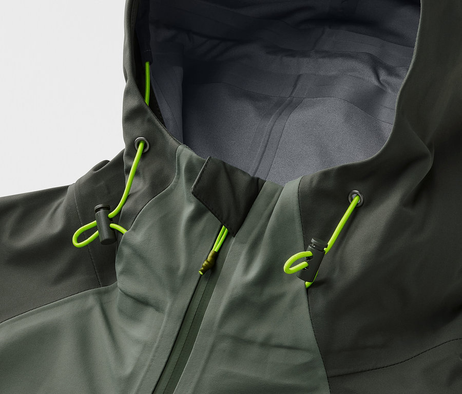 Zbliżenie na khaki kurtkę outdoorową 3-warstwową z kapturem i neonowo zielonymi sznurkami.