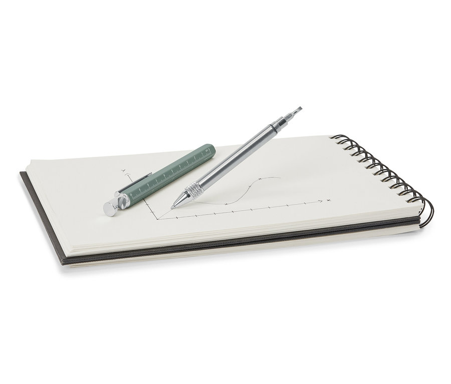 Na notatniku leży zielony i srebrny długopis wielofunkcyjny.