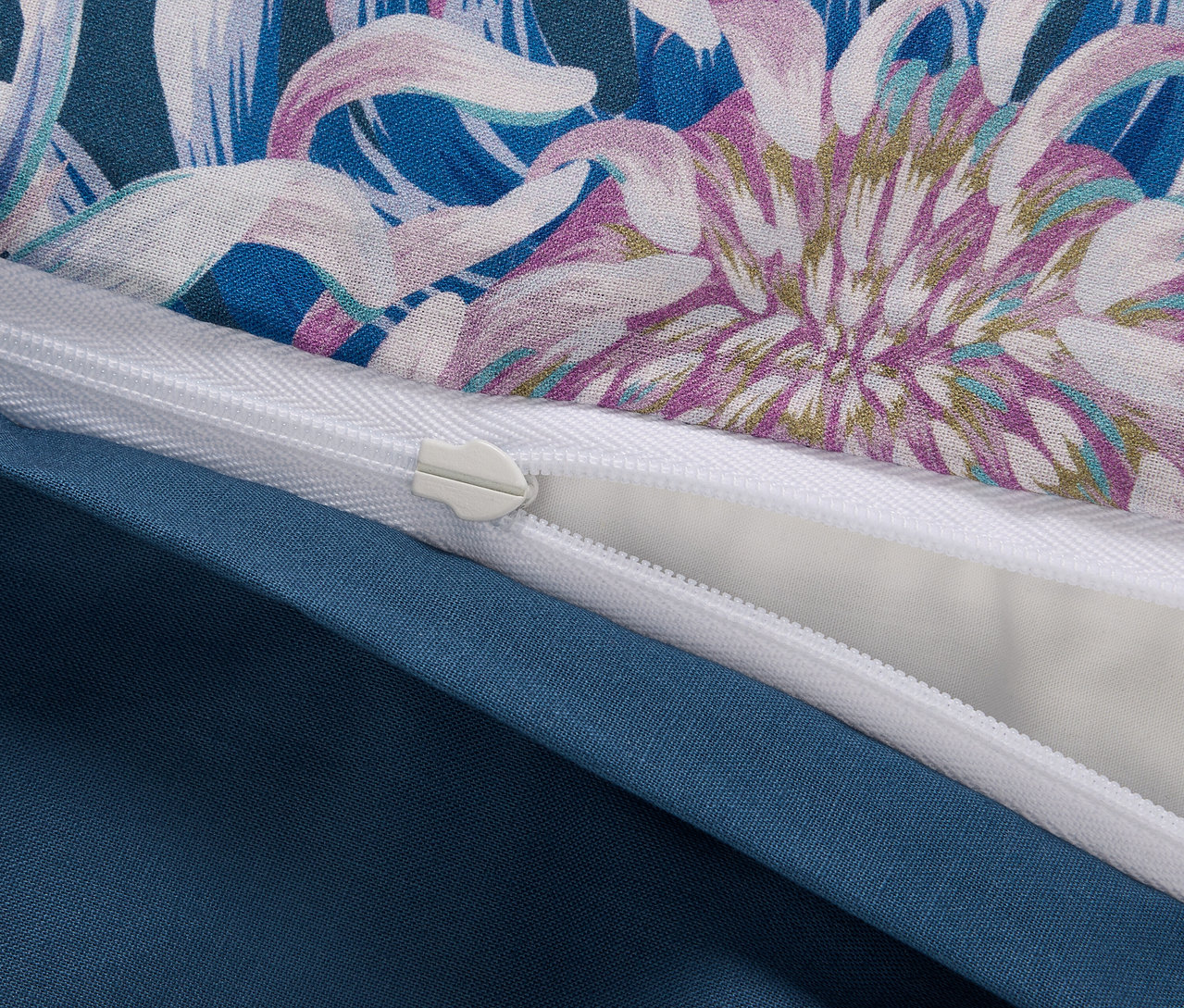 Zbliżenie na pościel z bawełny renforcé w standardowym rozmiarze, z kwiatowym wzorem i zamkiem błyskawicznym.