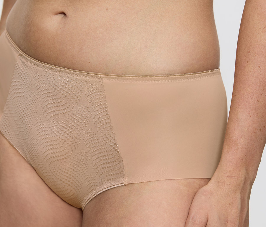 Zbliżenie na damskie figi typu hipster Triumph Essential „Minimizer Hipster X”, Skin.