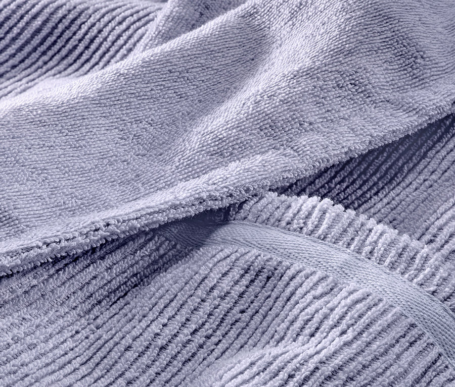 Szczegół niebieskiego ręcznika frotte z teksturą.