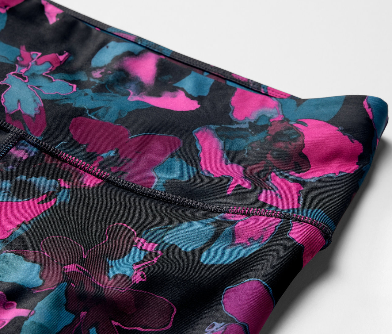 Szczegół legginsów sportowych we wzory kwiatowe.