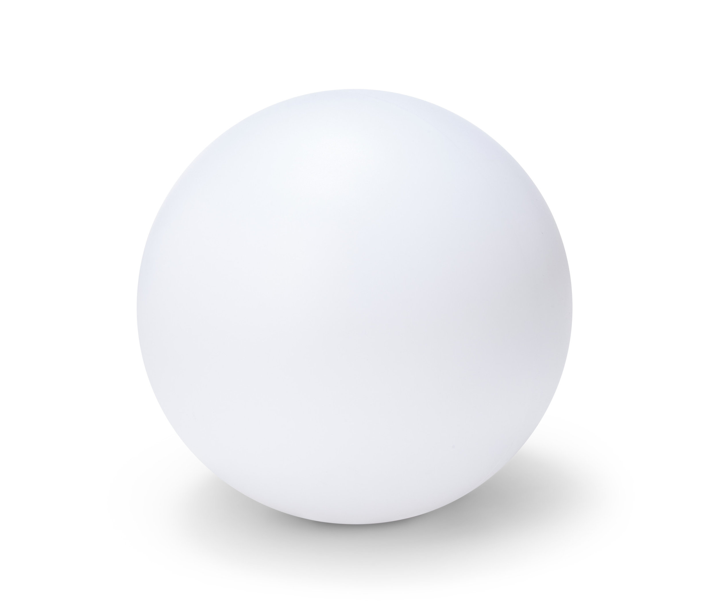 Zbliżenie na kulistą lampę solarną zmieniającą kolory na białym tle.