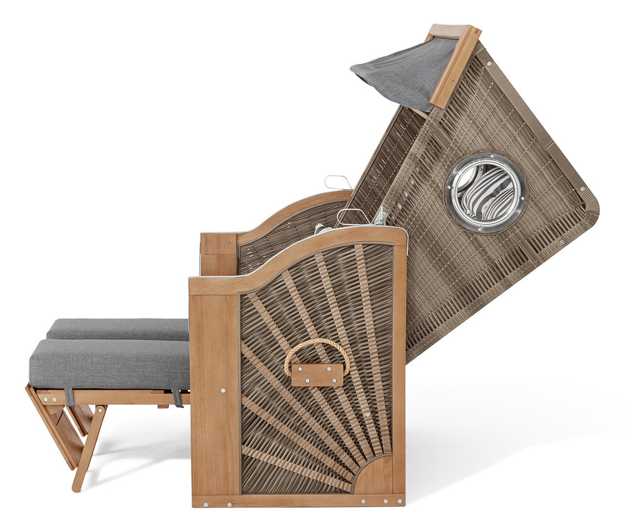 Wiklinowy kosz plażowy z szarymi poduszkami i płóciennym dachem.