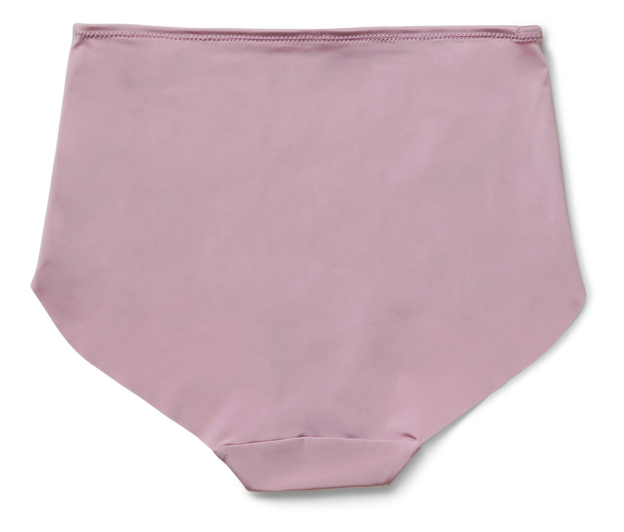Różowe majtki na białym tle.
