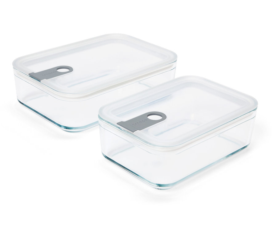 Dwa przezroczyste, prostokątne szklane pojemniki z szarymi pokrywkami na białym tle.