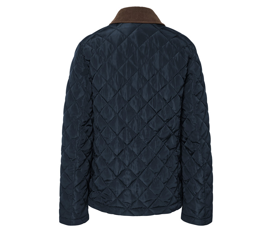 Szczegółowy widok z tyłu granatowej kurtki pikowanej z brązowym kołnierzem sztruksowym.