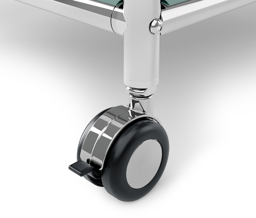 Szczegół chromowanego kółka wózka z czarnym hamulcem na białym tle.