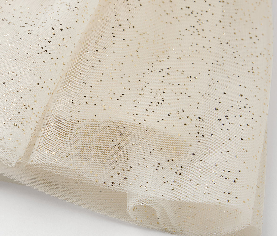Szczegółowe ujęcie warstwy błyszczącego tiulu.