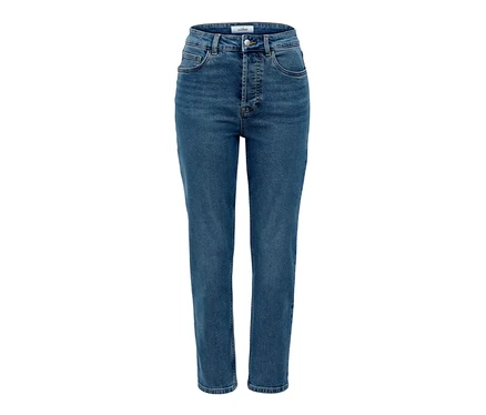 Niebieskie jeansy typu mom.