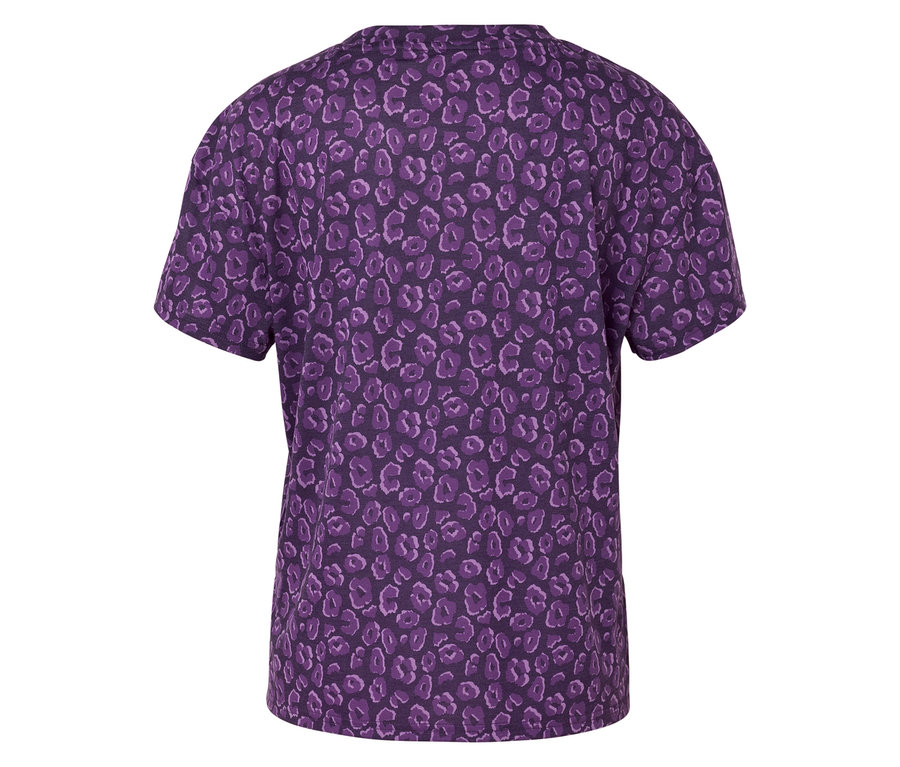 Szczegół fioletowej koszulki z nadrukiem w lamparcie cętki.