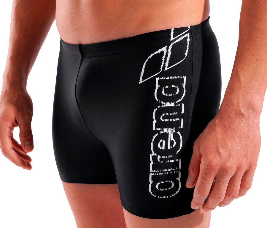 Mężczyzna pozuje w czarnych kąpielówkach Arena Scratchy.