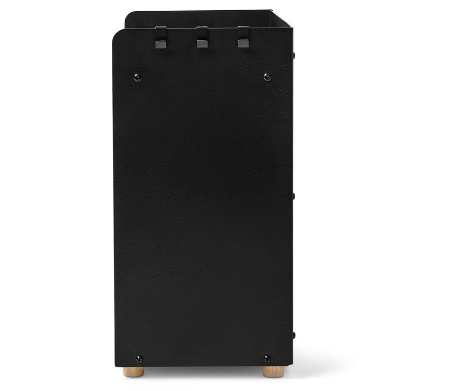 Szczegółowy widok czarnej szafki z drewnianymi nóżkami.