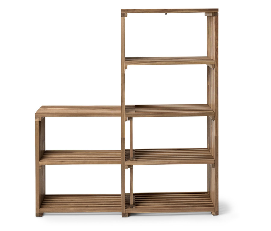 Drewniany regał z czterema półkami po prawej stronie i dwiema półkami po lewej stronie.