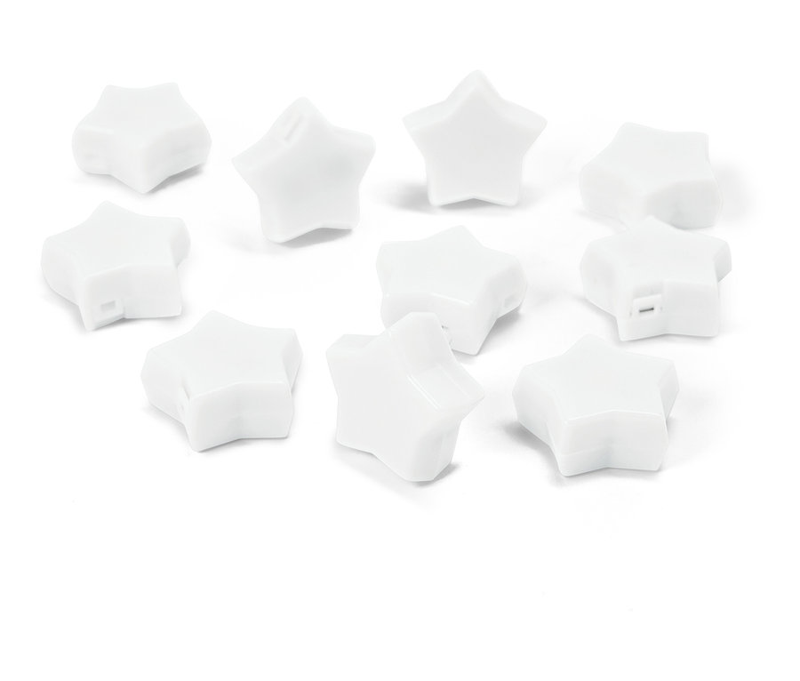 Dziesięć białych koralików w kształcie gwiazdek leży na białej powierzchni.