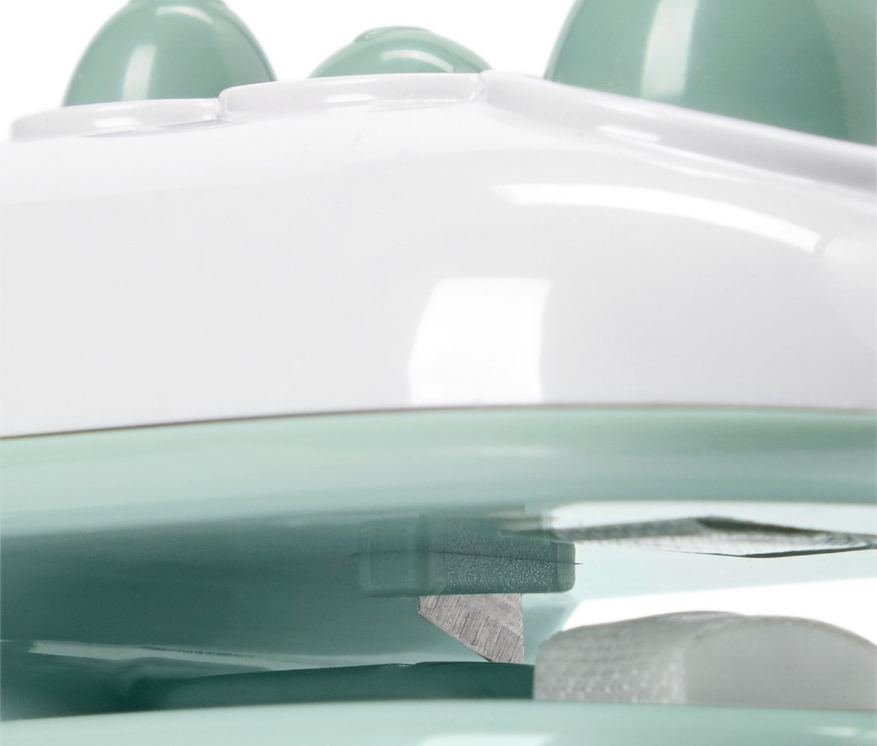 Szczegółowy widok białego i jasnozielonego urządzenia do masażu.